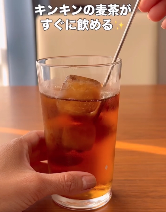 グラスに麦茶が入っている画像