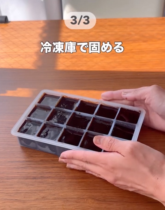コーヒーを製氷皿に入れている画像