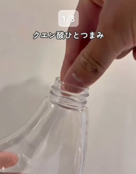 スプレーボトルに材料を入れている画像