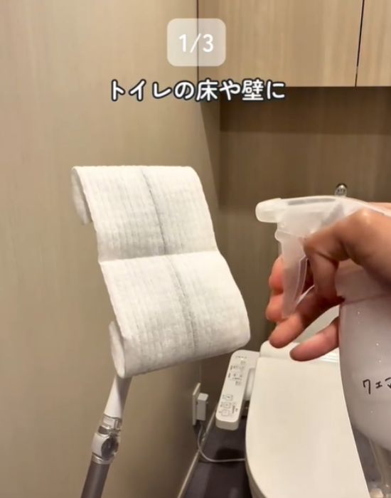 壁にウタマロスプレーを吹きかけている画像