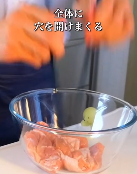 全体に箸やフォークで穴を開ける