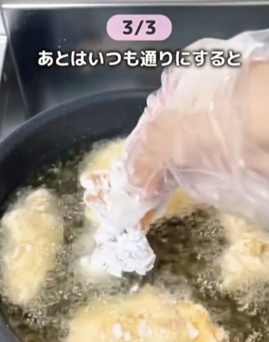 粉を付けた鶏むね肉を油で揚げる様子