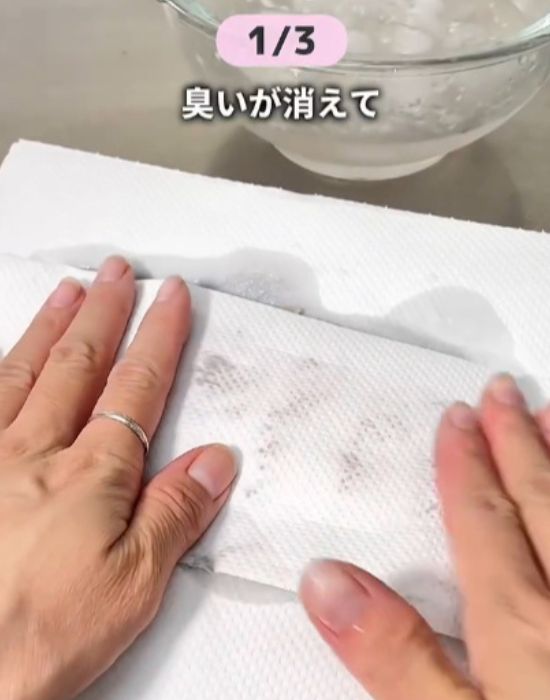 キッチンペーパーで刺身の水気を取る様子