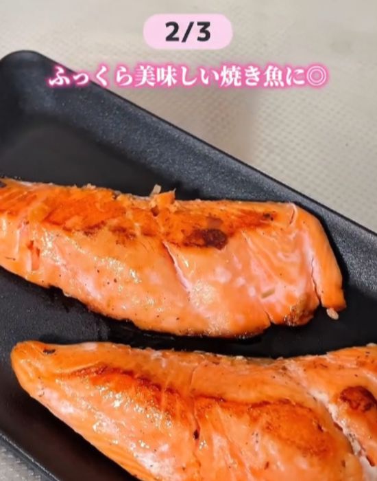 焼いた鮭を皿にのせた様子