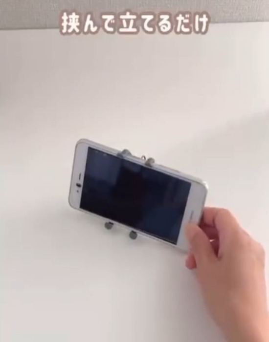 洗濯バサミで作ったスマホスタンド