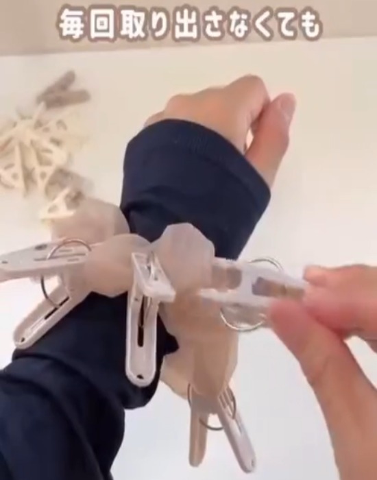 洗濯バサミを付けたシュシュを手に付けている様子
