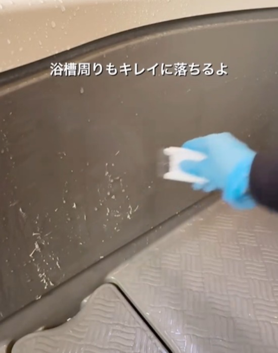 消しカスのように汚れが削り取られる