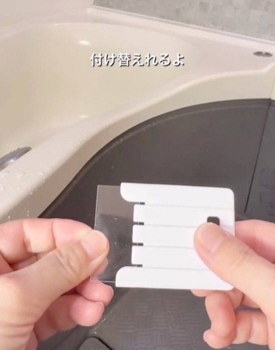 新しいスペアのヘラシートをはめ込む