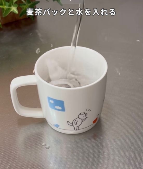 カップに麦茶パックを入れる様子