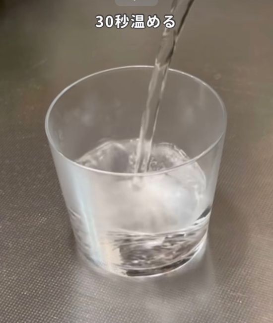 カップに熱湯を入れる様子