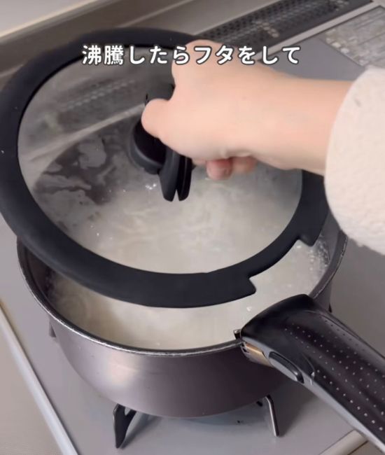 鍋に蓋をする様子