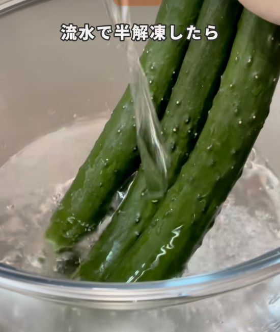 キュウリに水をかける様子