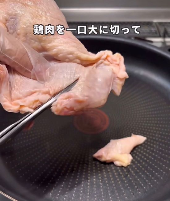 鶏肉をカットする様子