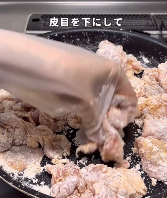 鶏肉を並べる様子