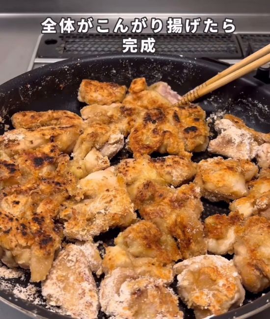 鶏肉を焼く様子