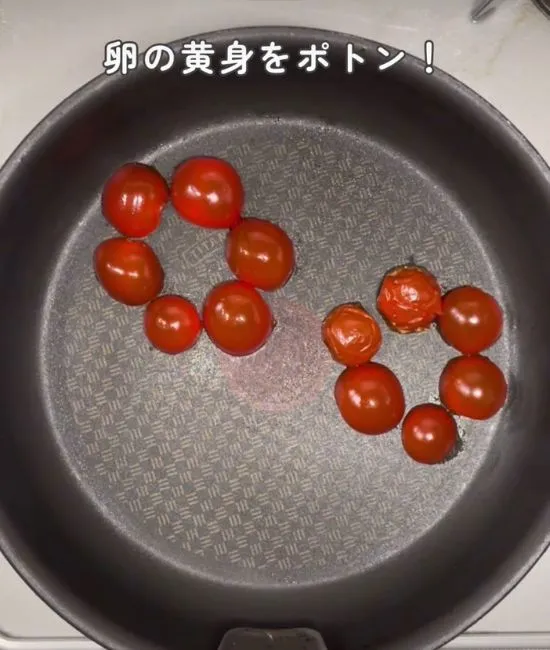 フライパンに並べられたミニトマト