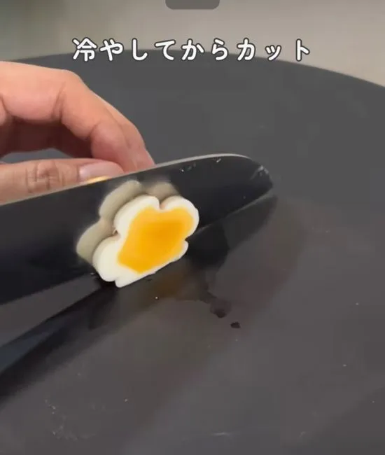 ゆで卵をカットする様子