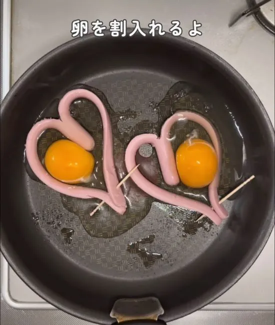 卵を落とし入れた様子