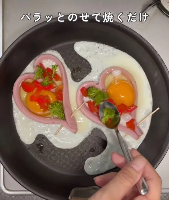 ブロッコリーをのせる様子