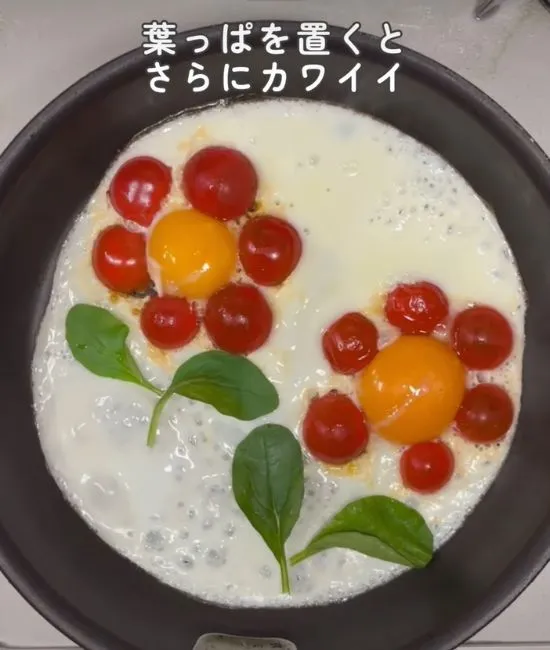 バジルを添えた目玉焼き