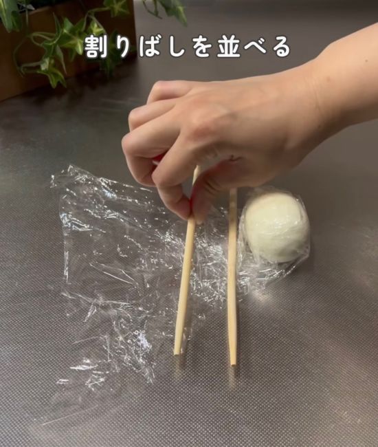 割り箸を並べる様子