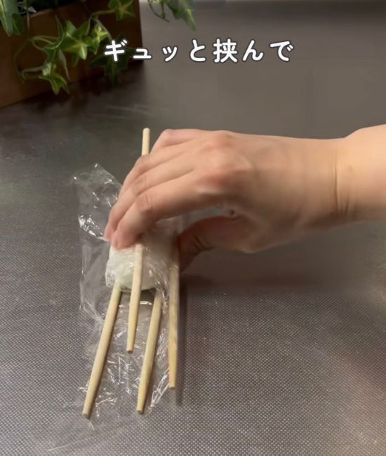 ゆで卵と割り箸を巻く様子