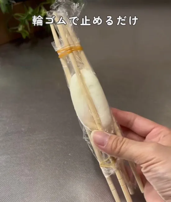 丸めたゆで卵と割り箸