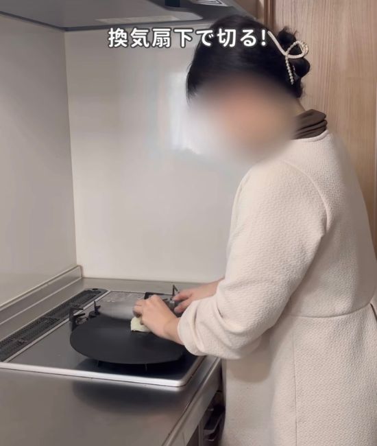 換気扇の下でタマネギを切る様子