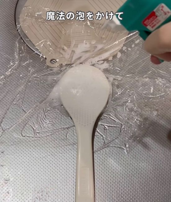 しゃもじに泡ハイターをかける様子