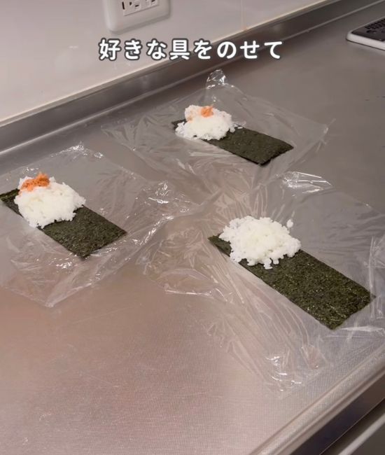 おにぎりの具をのせる様子