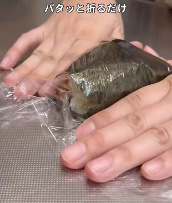 おにぎりを畳む様子