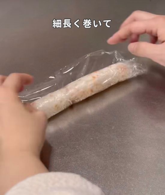 ご飯を細く巻く様子