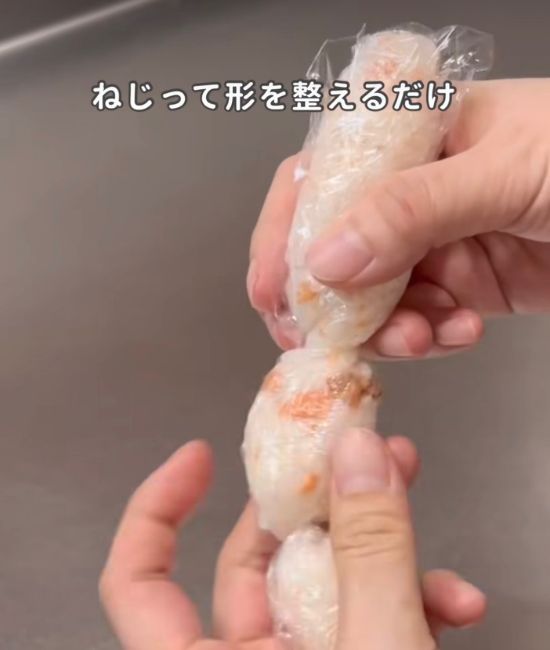 ラップをねじる様子