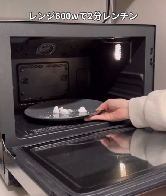 塩を電子レンジに入れる様子