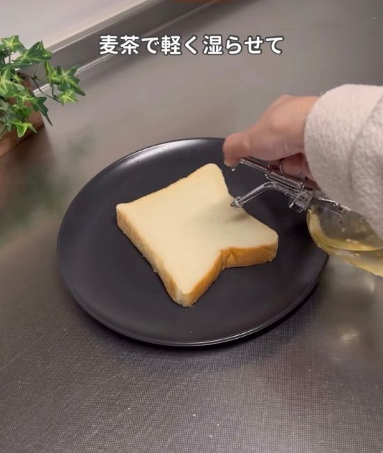 食パンを湿らせている様子
