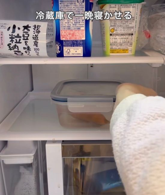 冷蔵庫に容器を入れる様子