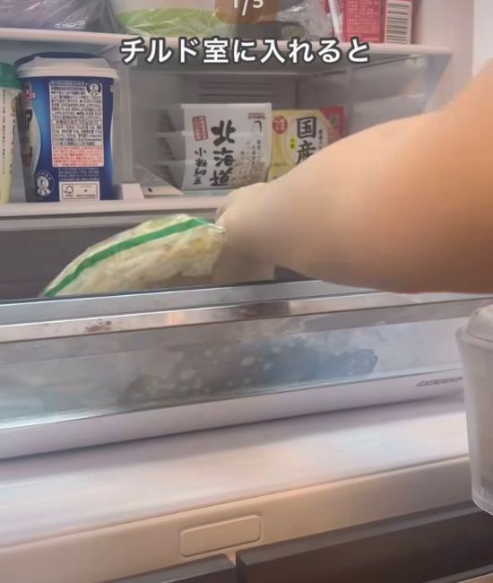 モヤシをチルドに入れる様子