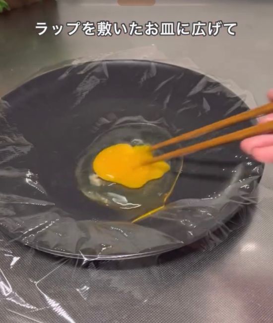 卵を広げる様子