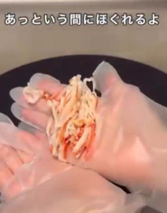 きれいにほぐれたカニカマを手のひらにのせている様子