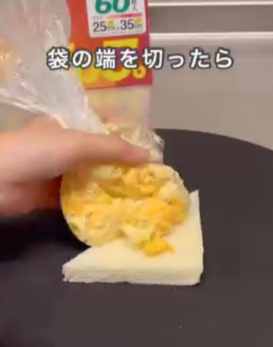 『アイラップ』で作った卵サンドの具をサンドイッチパンにのせる様子