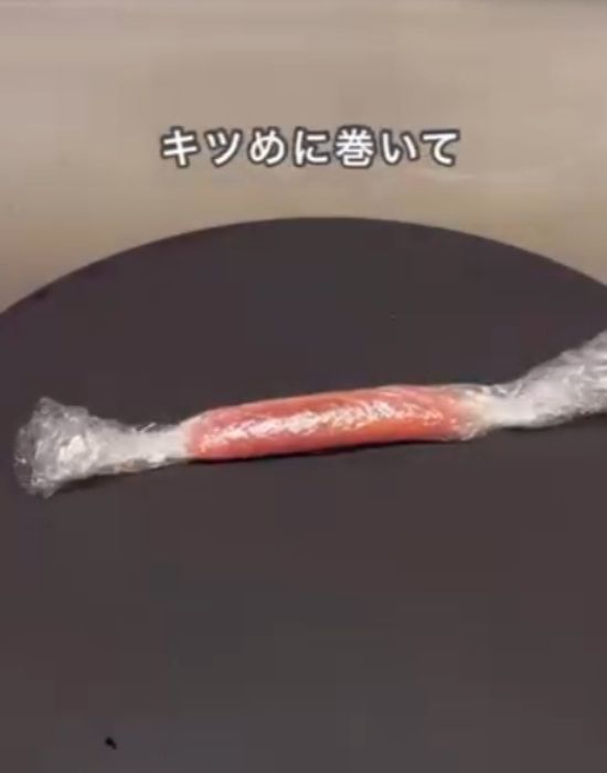 タラコをラップできつめに巻いた様子