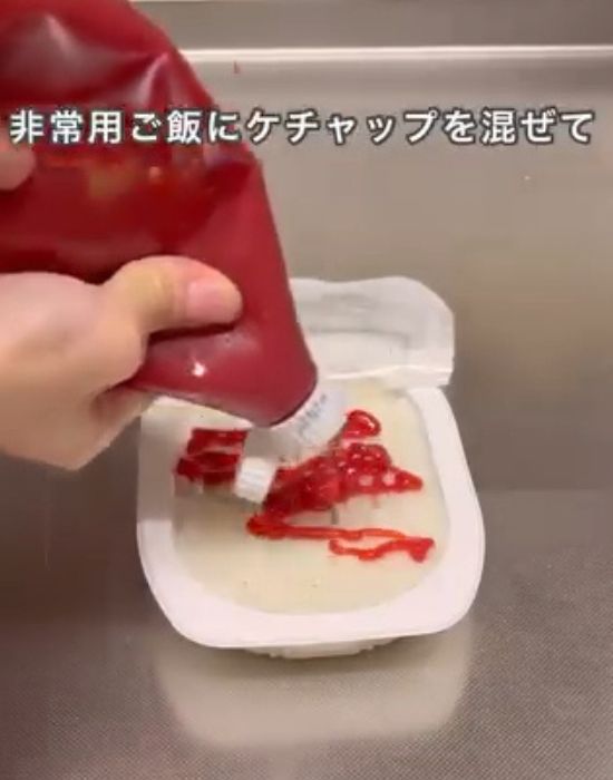 パックご飯にケチャップをかける様子