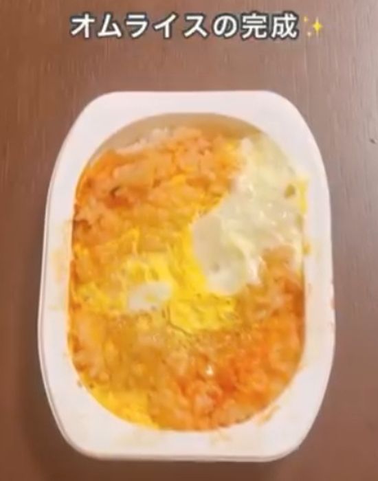 パックご飯で作ったオムライスが完成した様子