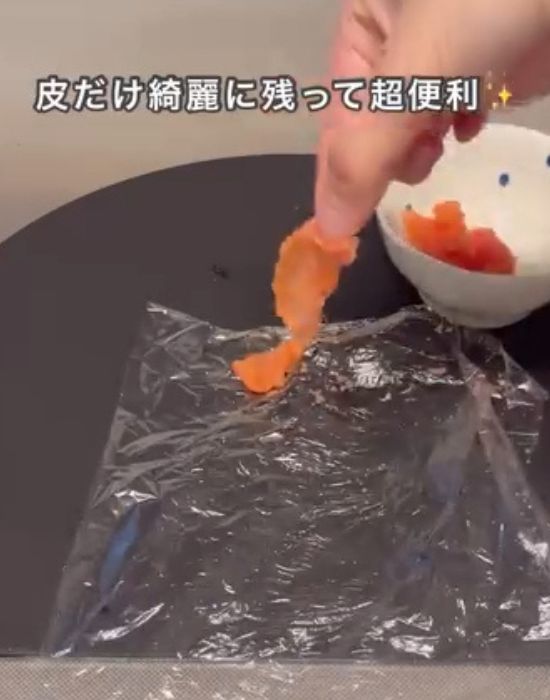 ラップの中にタラコの皮だけが残った様子