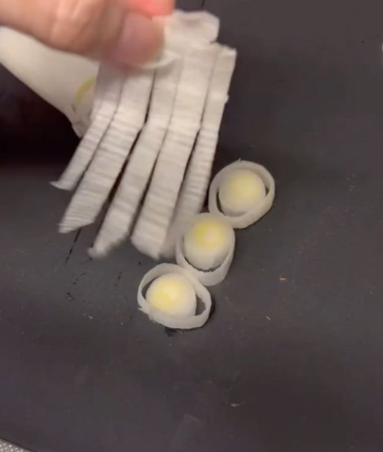 輪切りに切った白ネギがうまく切れていない様子