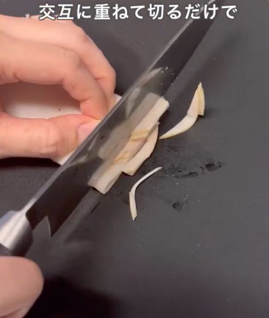 交互に重ねたハムを包丁で切る様子