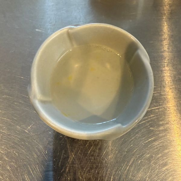 パスタのゆで汁を小皿に取り分けた様子