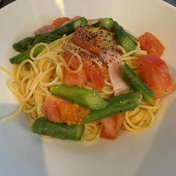 完成した『トマトパスタ』を皿に盛り付けた様子