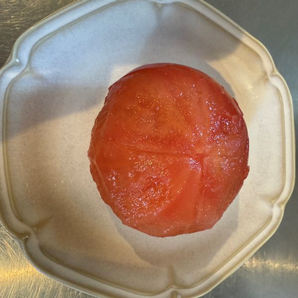 皮をむいたトマトを皿にのせた様子