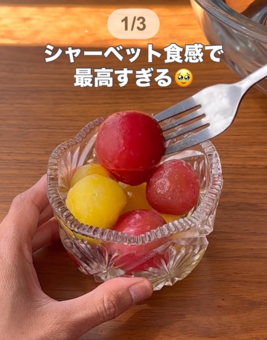 ミニトマトをフォークに刺している画像